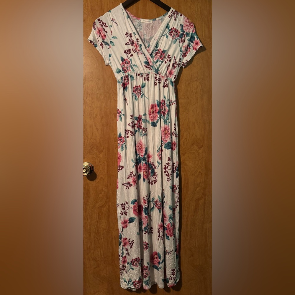 NWOT Viamor Floral Maxi Dress